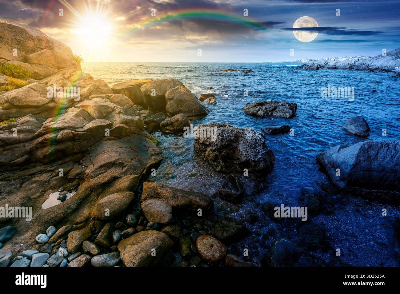 splendida vista della costa rocciosa sotto il cielo spettacolare. concetto di cambiamento di orario diurno e notturno. paesaggio solstizio d'estate panoramico di spiaggia sotto il sole e la luna Foto Stock