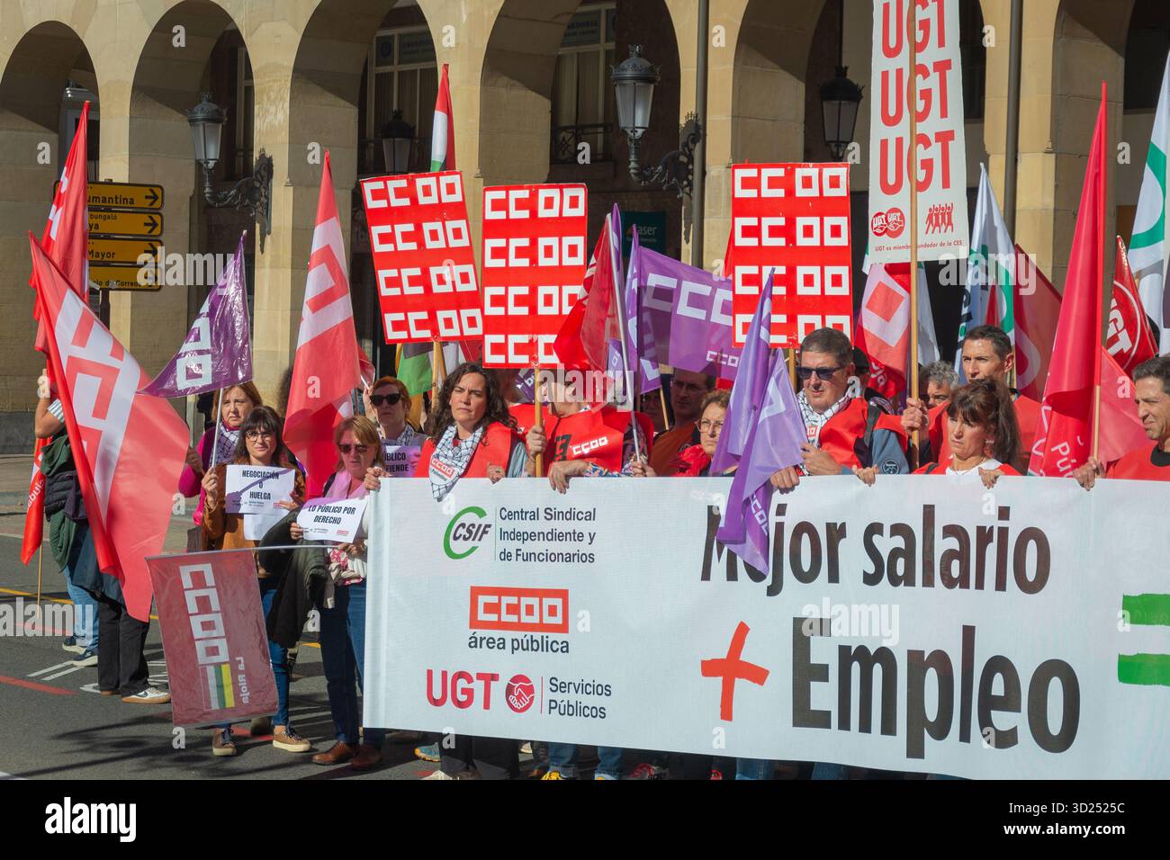 Logrono, la Rioja, SPAGNA. 21 giugno 2025. Il 30 ottobre iniziano le proteste pubbliche dei dipendenti al di fuori delle sottodelegazioni governative e del Ministero della funzione pubblica a Madrid. I funzionari pubblici respingono il congelamento salariale giustificato dall'esecutivo a causa della mancanza di bilancio e chiedono un nuovo accordo salariale per i lavoratori del settore pubblico. (Foto di MARIO MARTIJA). Crediti: Mario Martija/Alamy Live News Foto Stock