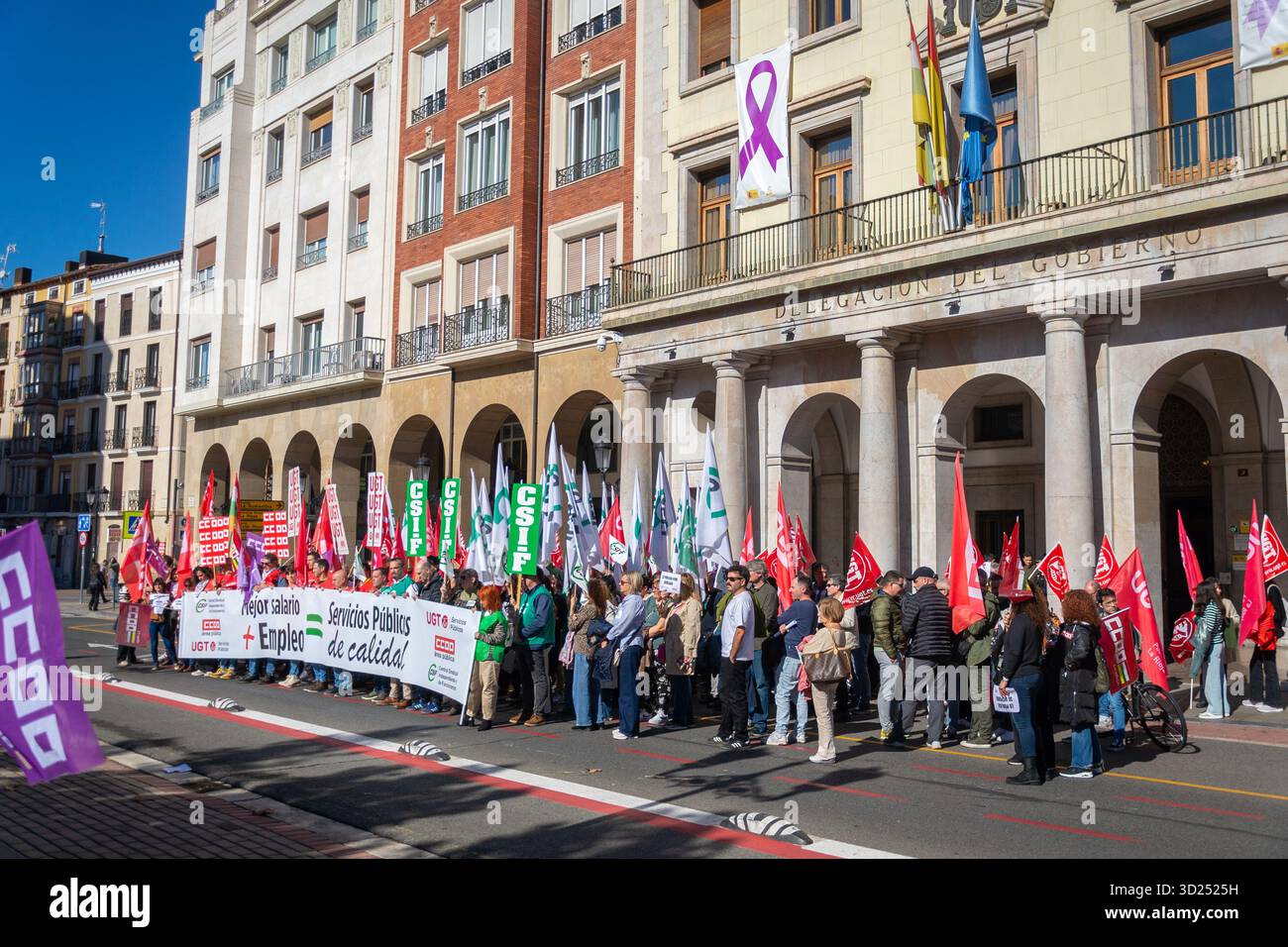 Logrono, la Rioja, SPAGNA. 21 giugno 2025. Il 30 ottobre iniziano le proteste pubbliche dei dipendenti al di fuori delle sottodelegazioni governative e del Ministero della funzione pubblica a Madrid. I funzionari pubblici respingono il congelamento salariale giustificato dall'esecutivo a causa della mancanza di bilancio e chiedono un nuovo accordo salariale per i lavoratori del settore pubblico. (Foto di MARIO MARTIJA). Crediti: Mario Martija/Alamy Live News Foto Stock