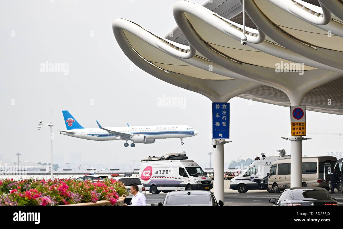 (251030) -- GUANGZHOU, 30 ottobre 2025 (Xinhua) -- questa foto scattata fuori dal terminal 3 dell'aeroporto internazionale di Guangzhou Baiyun mostra un atterraggio di linea a Guangzhou, nella provincia del Guangdong della Cina meridionale, 30 ottobre 2025. L'aeroporto Baiyun di Guangzhou, capitale della provincia del Guangdong della Cina meridionale, ha ufficialmente messo in funzione il suo Terminal 3 e la quinta pista, diventando il primo aeroporto civile della Cina a gestire cinque piste commerciali. L'espansione dell'aeroporto internazionale di Guangzhou Baiyun, uno dei tre principali hub dell'aviazione internazionale del paese, è un altro passo verso la costruzione di un WO Foto Stock