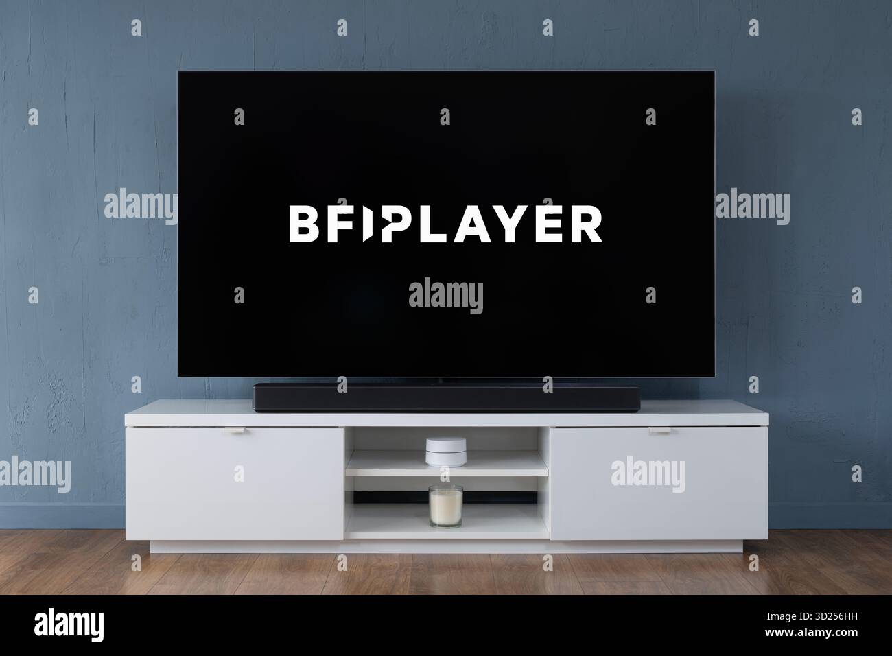 Il logo del servizio di streaming BFI Player è visibile su un moderno televisore OLED Widescreen. Foto Stock