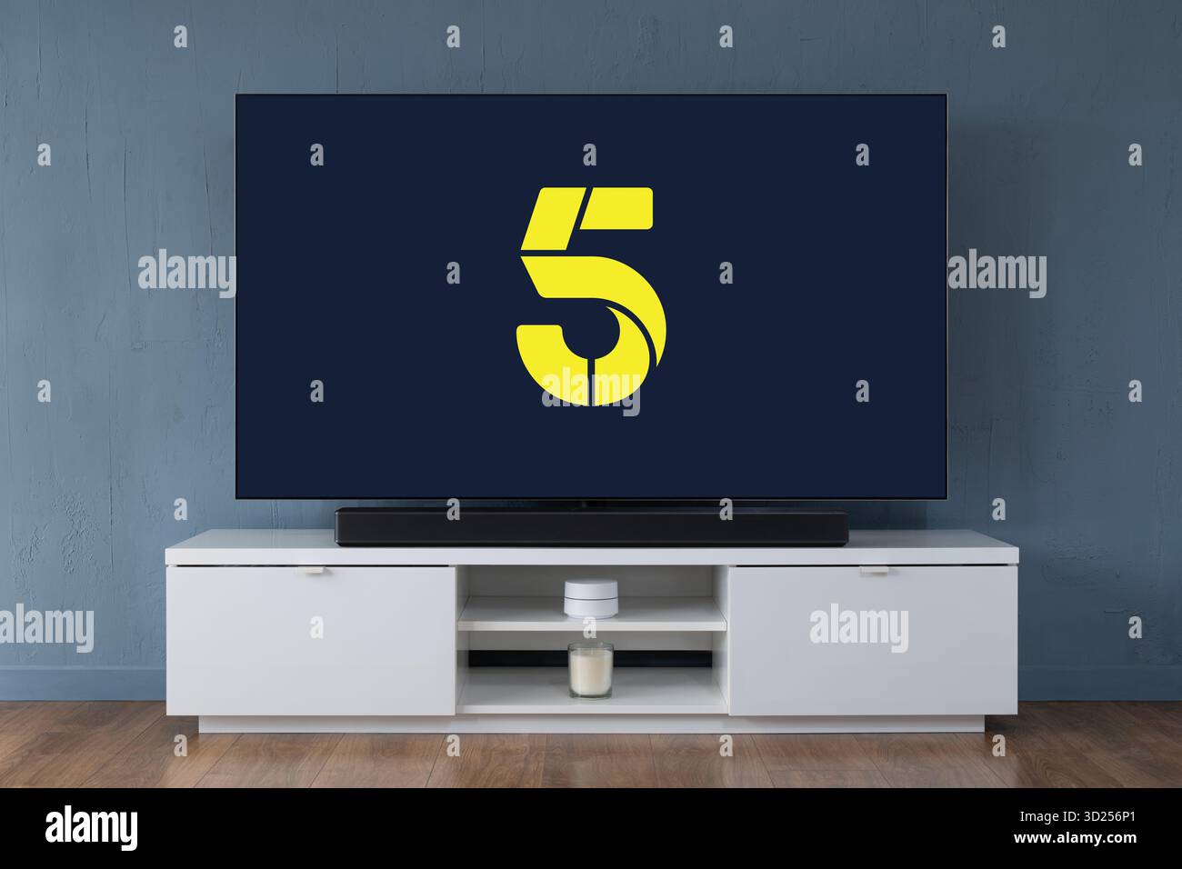 Il logo del servizio di streaming Channel 5 viene visualizzato su un moderno televisore OLED widescreen. Foto Stock