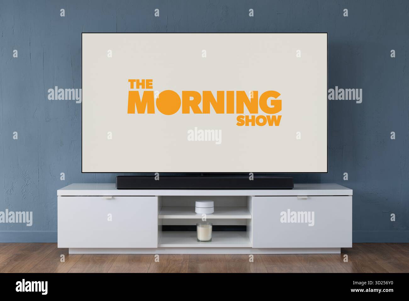 Un televisore OLED widescreen che mostra la scena introduttiva della serie TV The Morning Show, visto in un salotto contemporaneo. Foto Stock