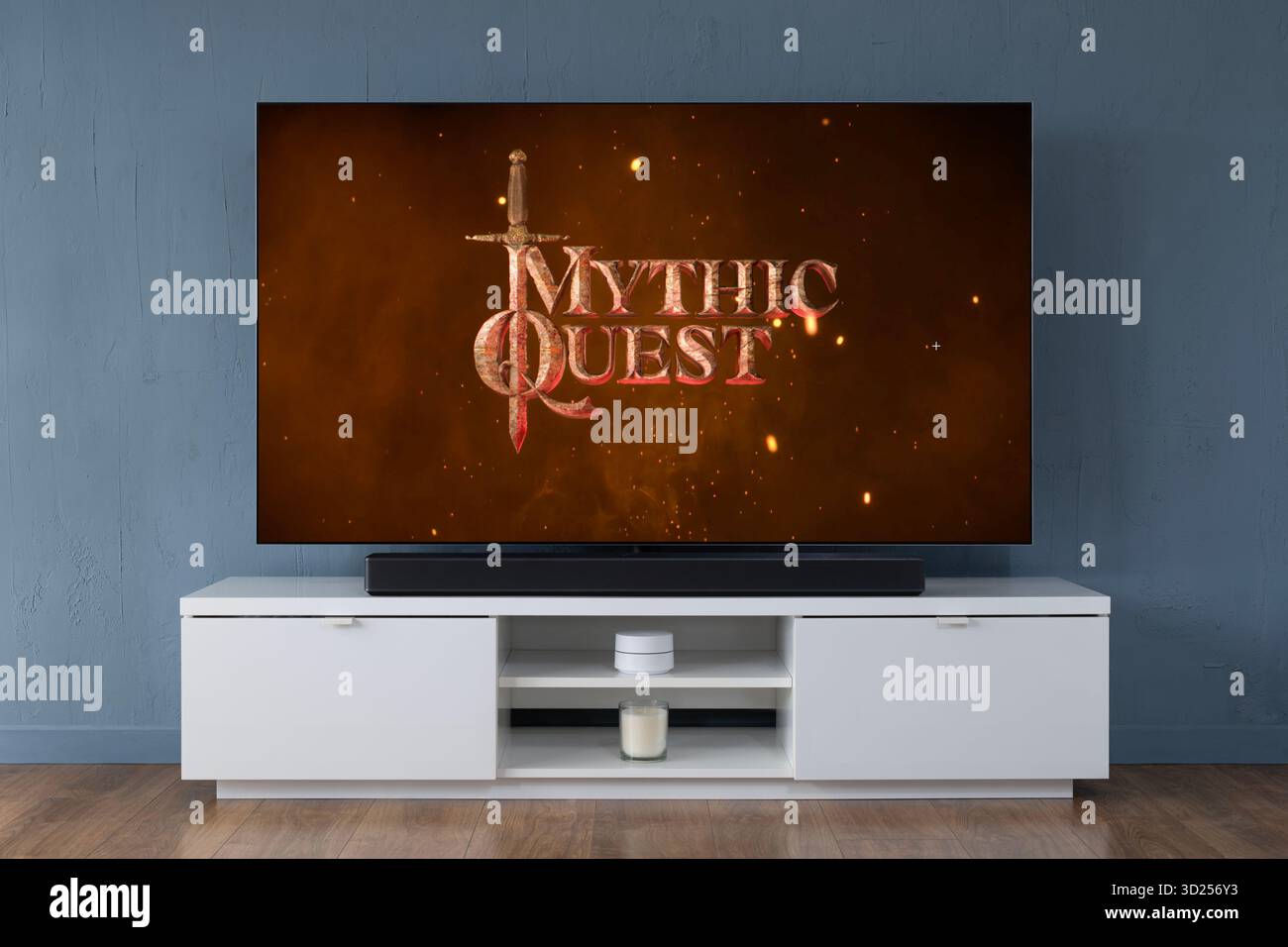 Un televisore OLED widescreen che mostra la scena introduttiva della serie TV Mythic quest, visto in un salotto contemporaneo. Foto Stock