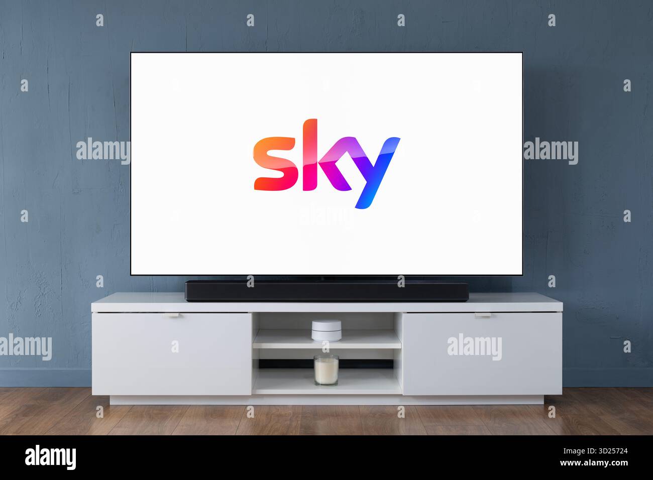 Il logo Sky è visibile su un moderno televisore OLED Widescreen. Foto Stock