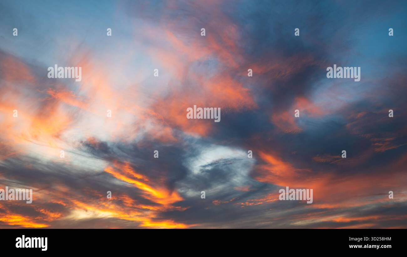 Cielo spettacolare e vibrante al tramonto e nuvole in una soleggiata serata estiva. Vista grandangolare, niente persone Foto Stock