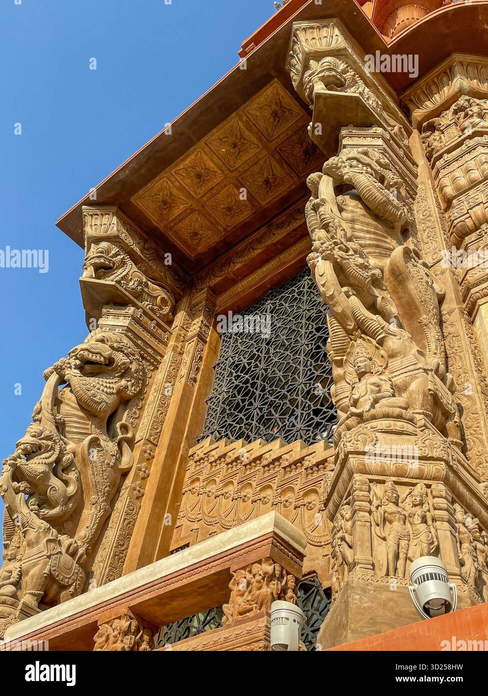 Architettura indù in stile indiano al Palazzo Baron Empain di Heliopolis, Egitto - Immagine stock catturata con smartphone