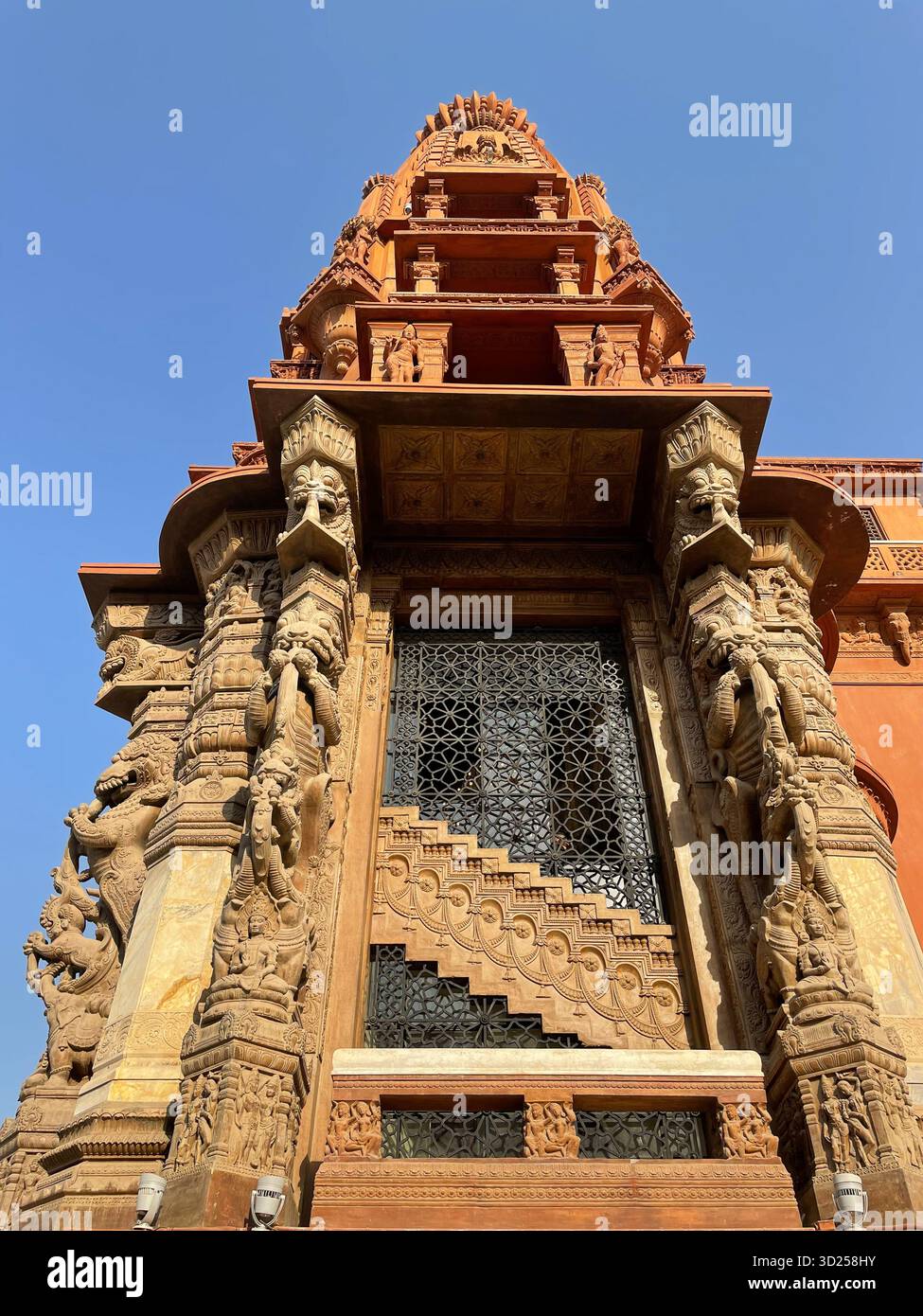 Architettura indù in stile indiano al Palazzo Baron Empain di Heliopolis, Egitto - Immagine stock catturata con smartphone