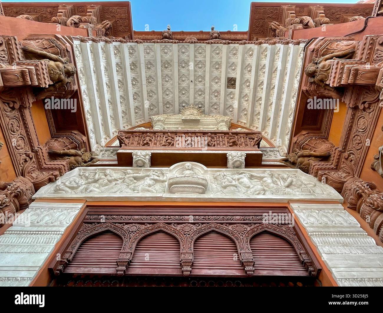 Ingresso al palazzo del barone Empain, con architettura in stile indù, il Cairo, Egitto - Immagine stock catturata con smartphone