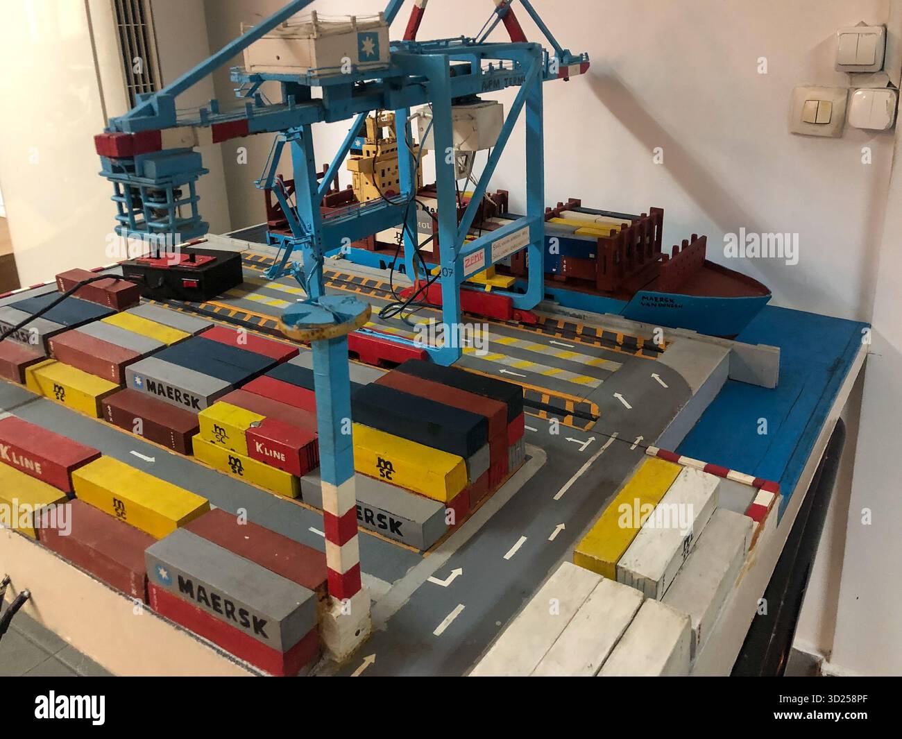 Modello del porto di Douala, Camerun, nel Museo marittimo, che mostra i container marittimi di Maersk Foto Stock