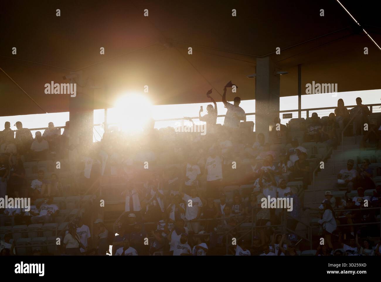 I fan del baseball aspettano l'inizio di gara 5 delle MLB World Series tra i Los Angeles Dodgers e i Toronto Blue Jays mentre il sole tramonta al Dodger Stadium di Los Angeles mercoledì 29 ottobre 2025. Foto di John Angelillo/UPI Foto Stock