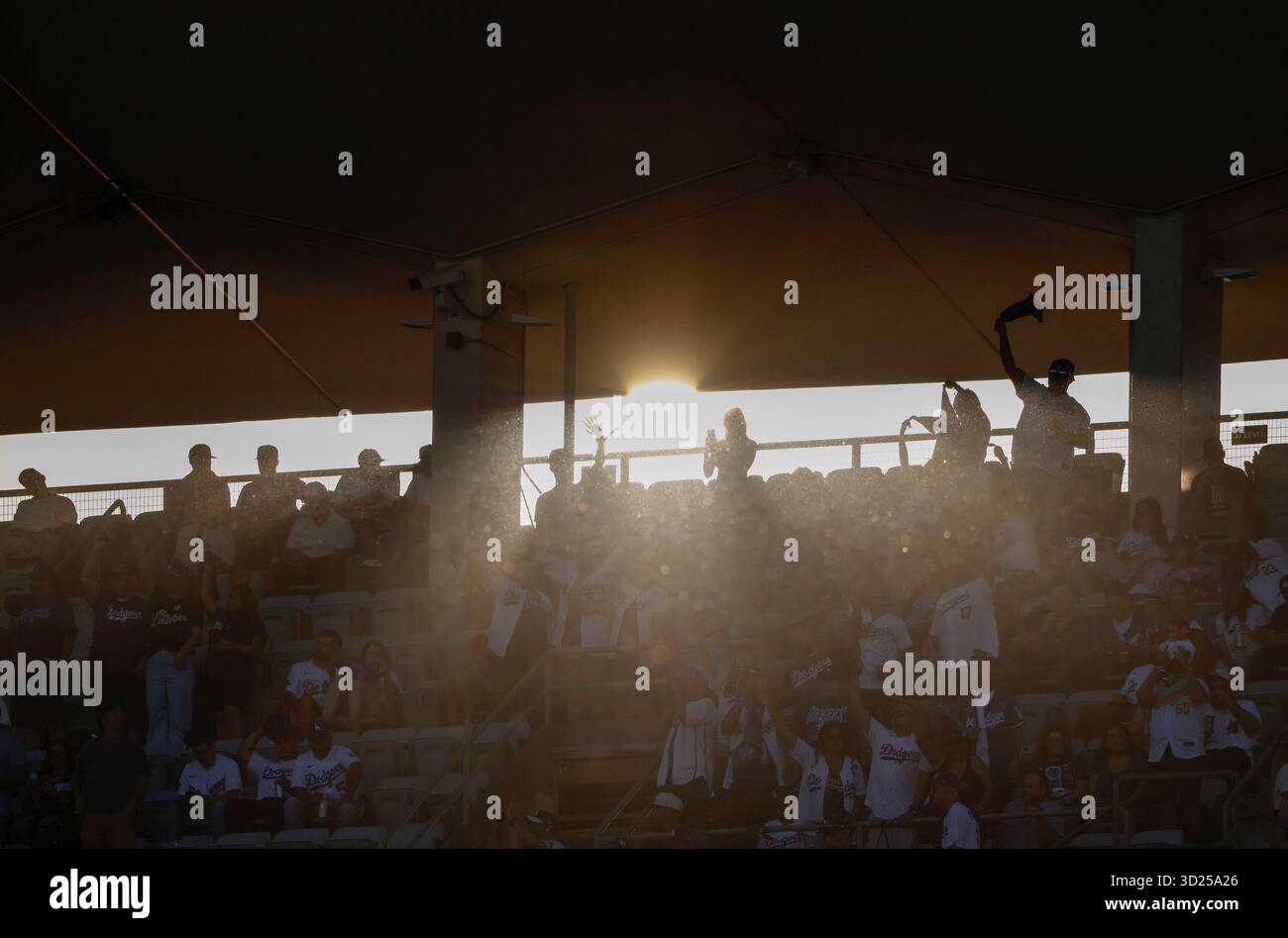 I fan del baseball aspettano l'inizio di gara 5 delle MLB World Series tra i Los Angeles Dodgers e i Toronto Blue Jays mentre il sole tramonta al Dodger Stadium di Los Angeles mercoledì 29 ottobre 2025. Foto di John Angelillo/UPI Foto Stock
