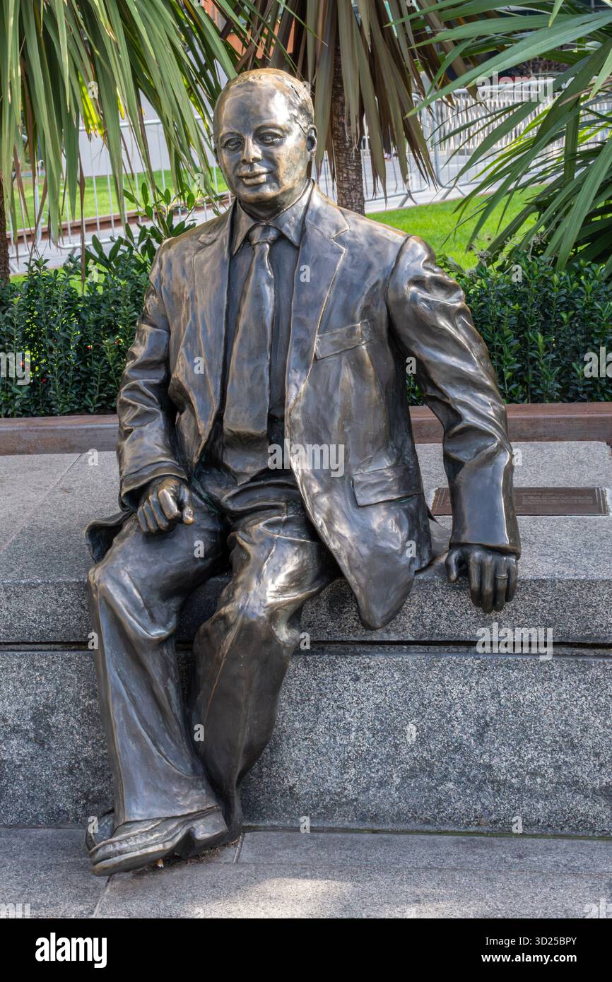 Statua di Sir Simon Milton, una statua in bronzo dell'ex leader del Westminster City Council situata in Merchant Square, Londra, Inghilterra, Regno Unito Foto Stock