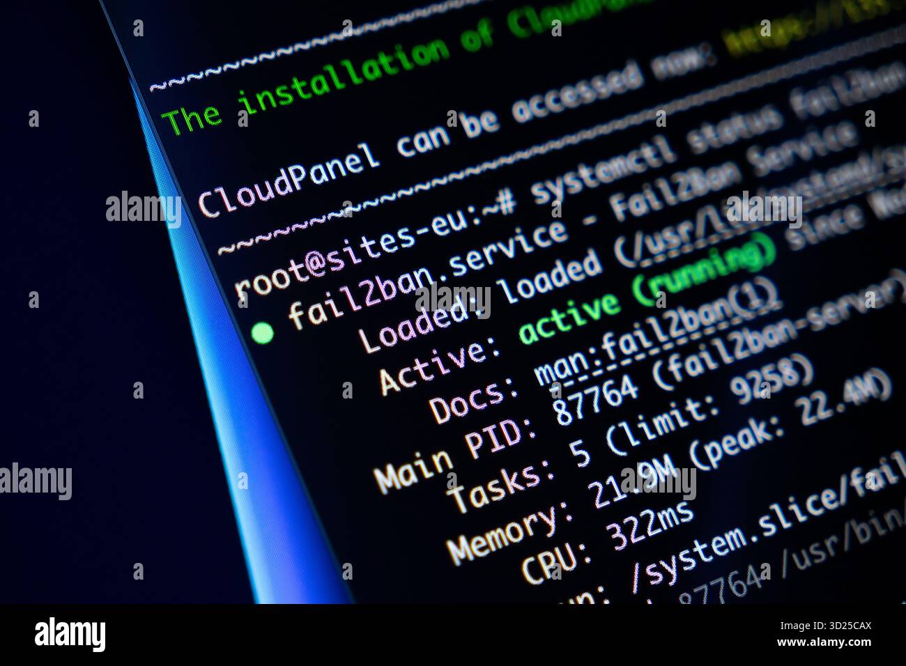 Poznan, Polonia - 24 settembre 2025: La visualizzazione del monitor rivela lo stato del servizio fail2ban attivo, illustrando i protocolli di sicurezza di rete essenziali e la protezione Foto Stock
