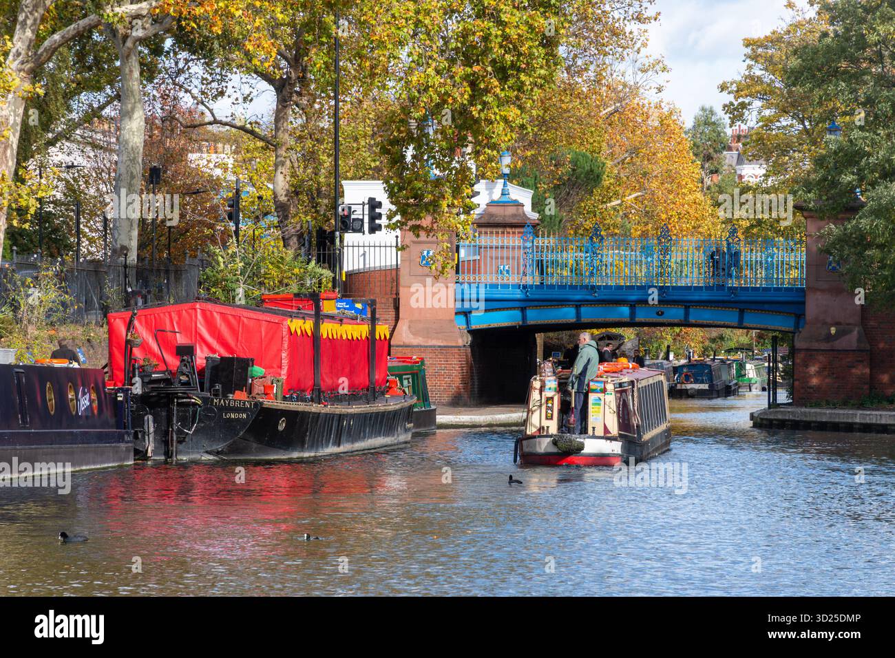 Vista delle barche a Little Venice, pittoresco incrocio tra il Grand Union Canal e il Regents Canal, North West London, Inghilterra, Regno Unito, in autunno Foto Stock