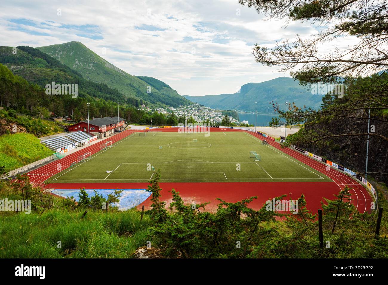 Måløy Stadion a Måløy, Norvegia: Moderno impianto sportivo circondato da paesaggi costieri, montagne e fiordi sulla costa occidentale della Norvegia Foto Stock