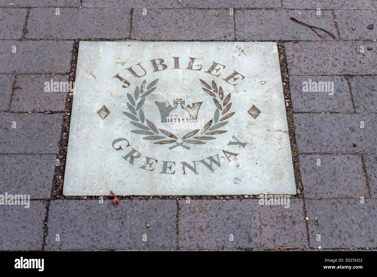 Jubilee Greenway marcatore sul sentiero del Regents Canal, Londra, Inghilterra, Regno Unito, completato nel 2012 per il giubileo dei diamanti della Regina Foto Stock