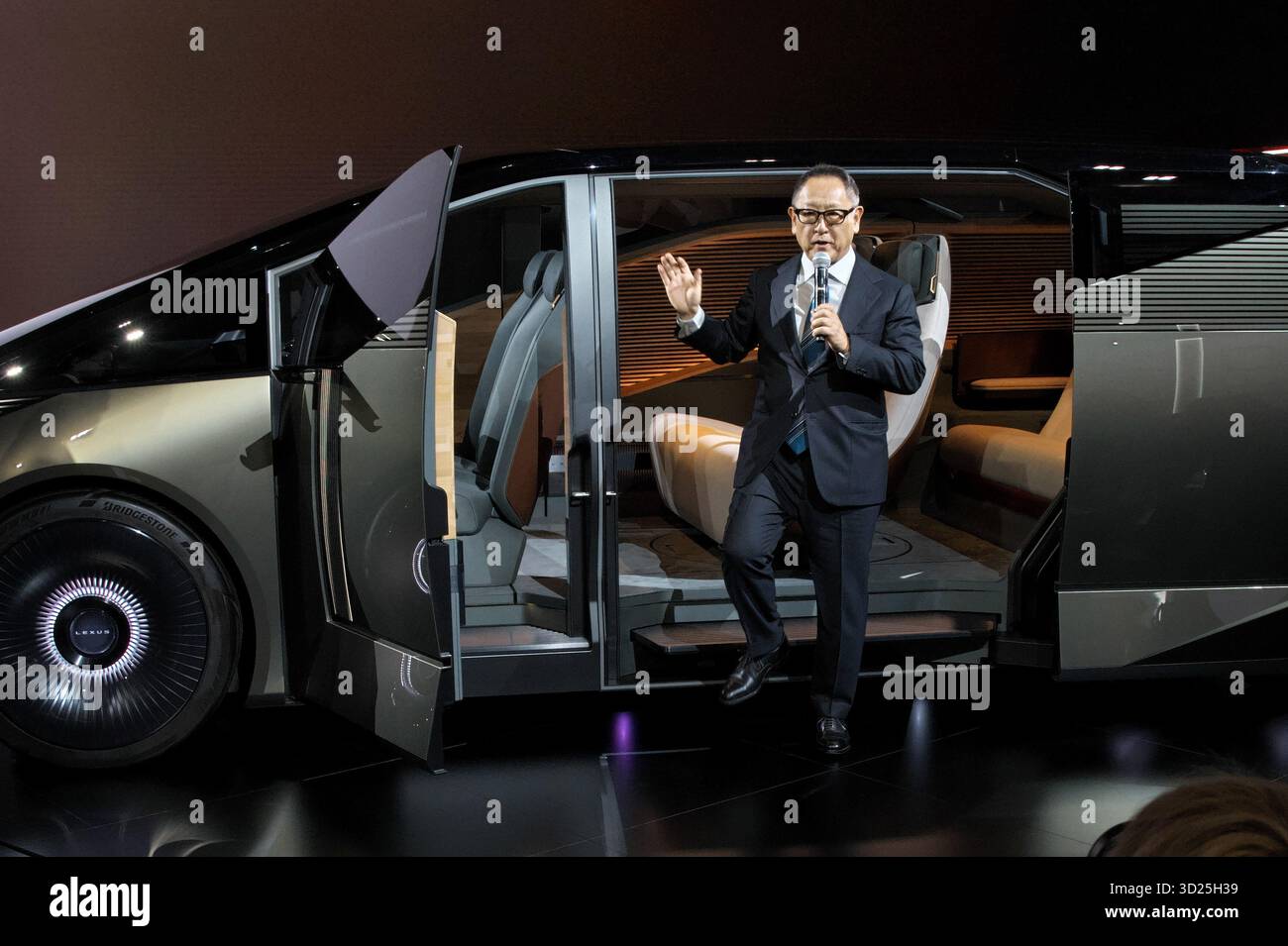 Tokyo, Giappone. 30 ottobre 2025. Il presidente della Toyota Akio Toyoda parla durante la giornata stampa del Japan Mobility Show 2025 a Tokyo, Giappone, giovedì 30 ottobre 2025. Foto di Keizo Mori/UPI credito: UPI/Alamy Live News Foto Stock