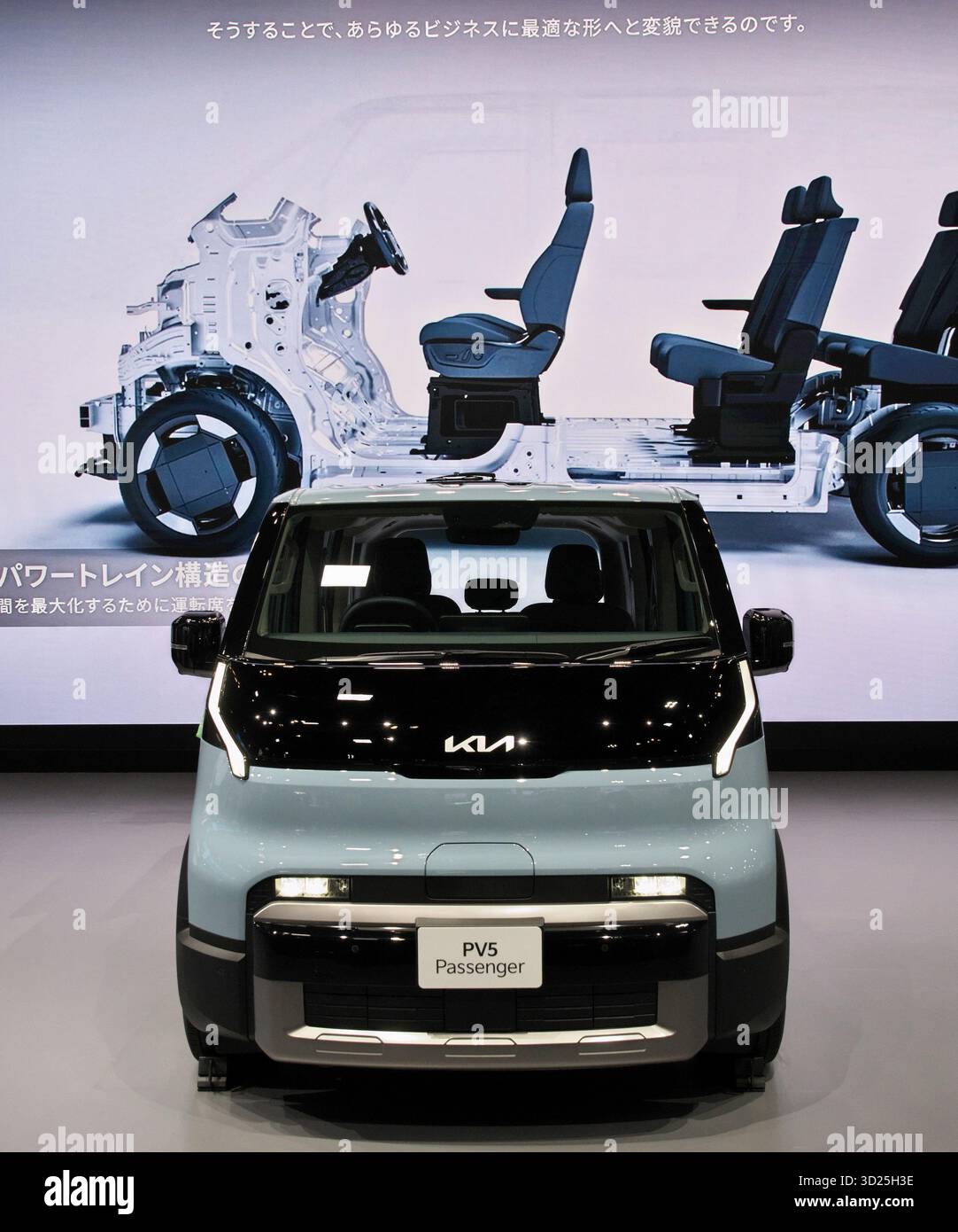 Tokyo, Giappone. 30 ottobre 2025. Il veicolo elettrico KIA PV5 Passenger è stato esposto in occasione della stampa del Japan Mobility Show 2025 a Tokyo, Giappone, giovedì 30 ottobre 2025. Foto di Keizo Mori/UPI credito: UPI/Alamy Live News Foto Stock