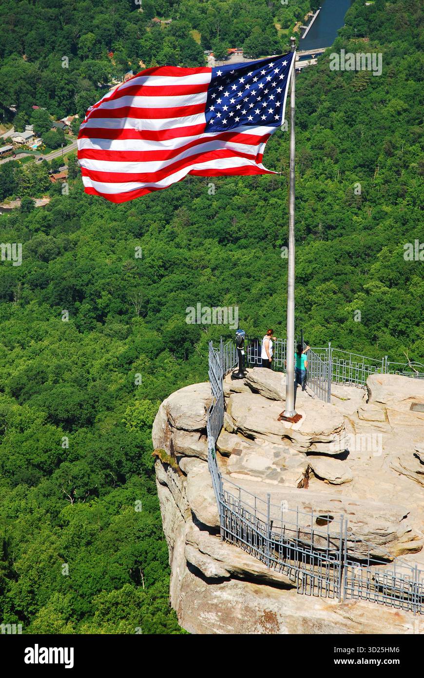 Chimney Rock State Park, North Carolina, USA 29 maggio 2013 Una grande bandiera americana domina il Chimney Rock State Park, North Carolina, e offre ai visitatori splendide vedute del Foto Stock