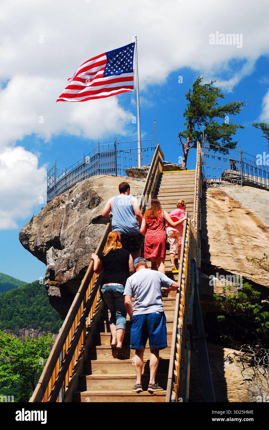 Chimney Rock State Park, North Carolina, USA 29 maggio 2013 Una famiglia prende le scale per raggiungere la cima del Chimney Rock State Park, North Carolina, con una grande merenda Foto Stock