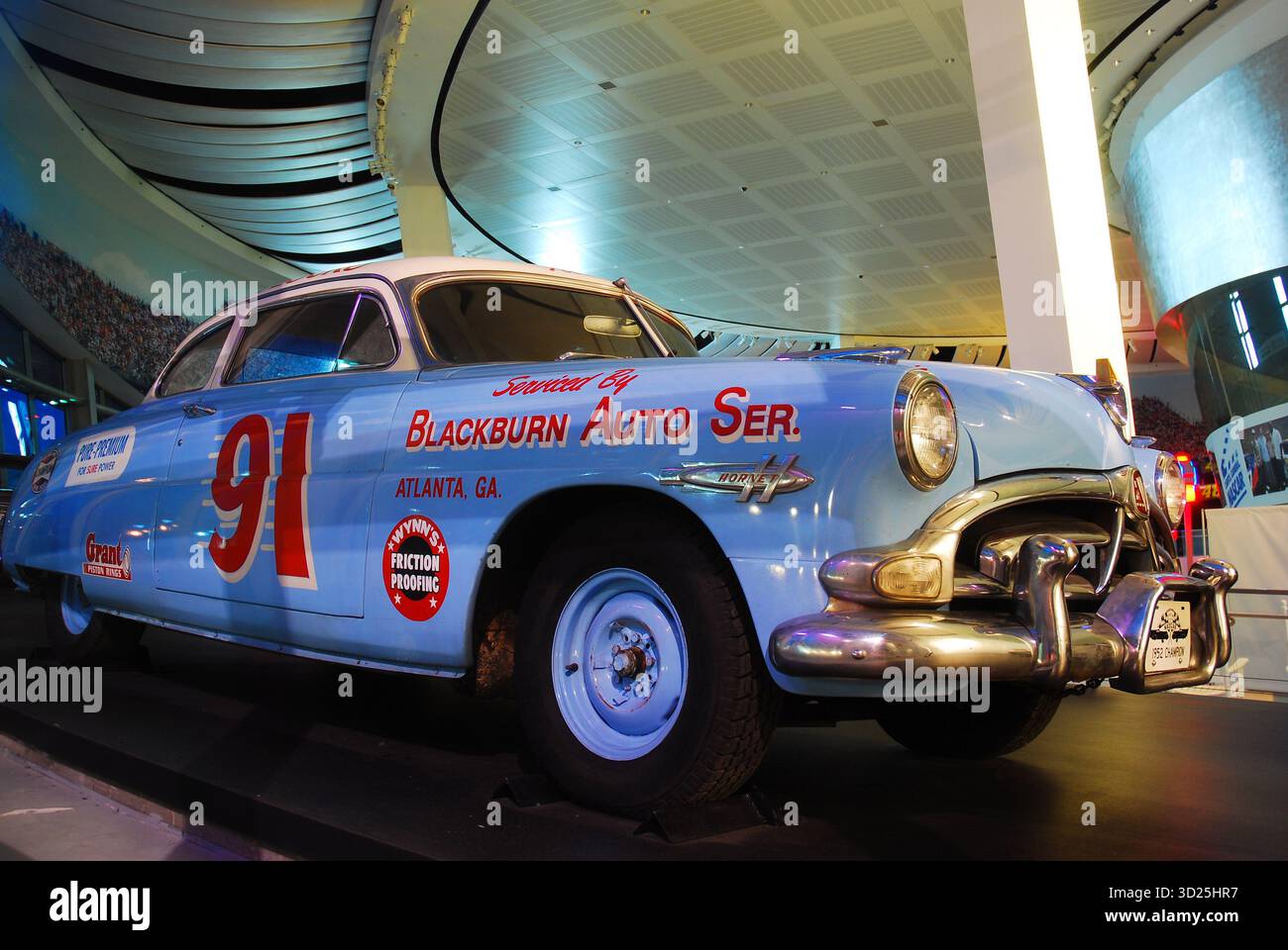 Charlotte, North Carolina, USA 30 maggio 2013 Un'auto da corsa d'epoca con annunci al suo fianco è in mostra presso la NASCAR Hall of Fame di Charlotte, Carolina del Nord Foto Stock