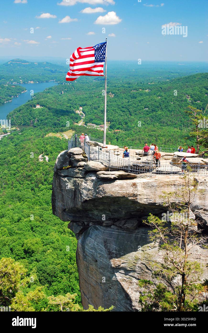 Chimney Rock State Park, North Carolina, USA 29 maggio 2013 persone godono della vista dalla cima del Chimney Rock State Park, North Carolina, con un gigantesco Americ Foto Stock