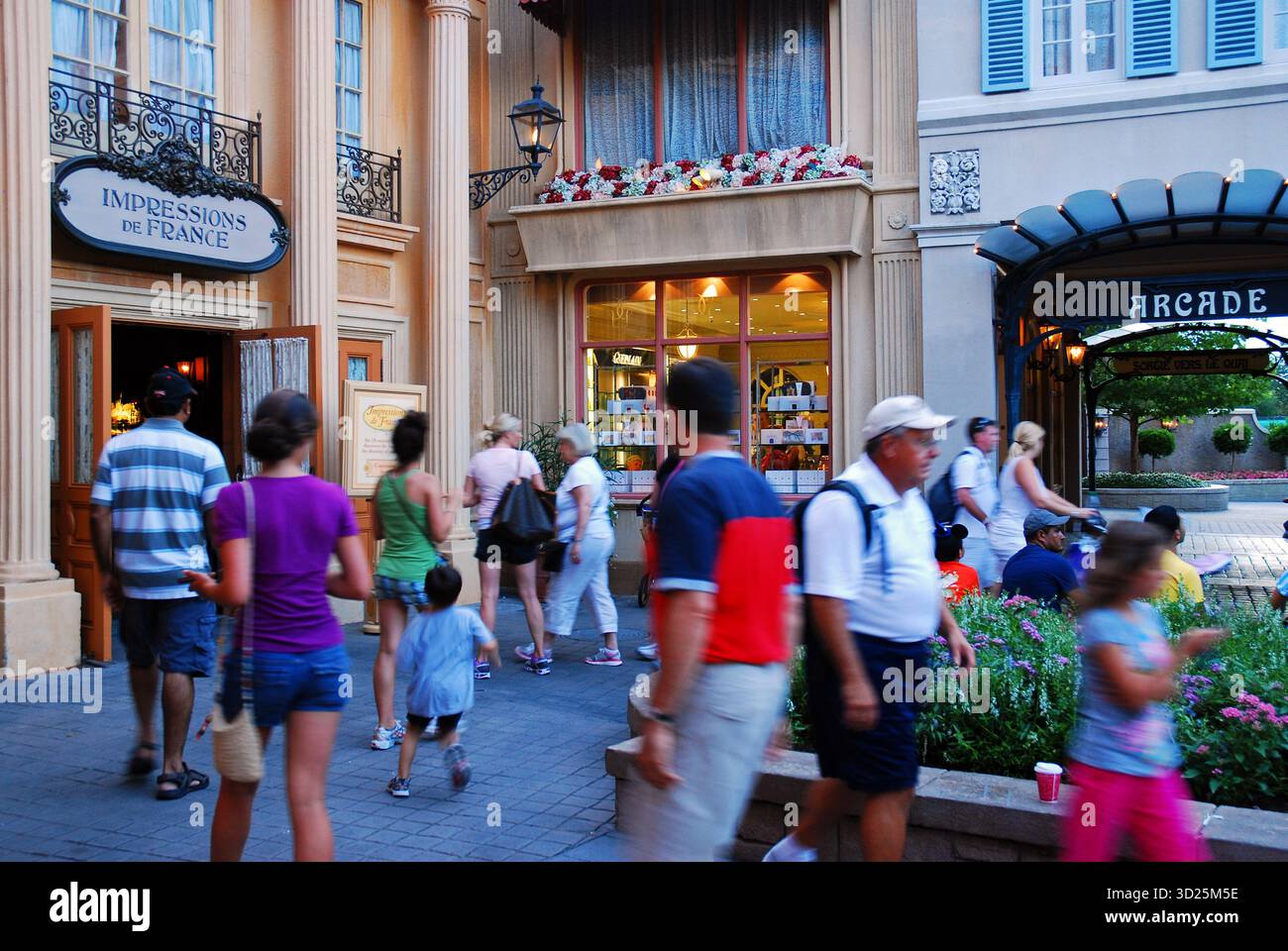 Kissimmee, Florida, USA 23 luglio 2011 persone camminano attraverso un villaggio francese ricreato in un giorno d'estate a Kissimmee in Florida Foto Stock