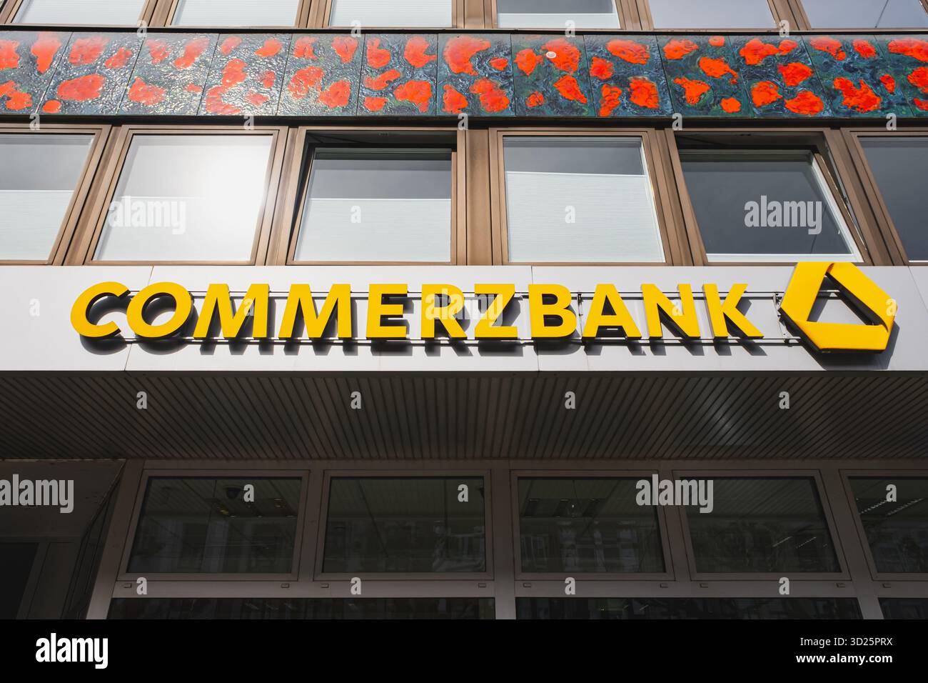 Logo Commerzbank all'ingresso di una filiale locale in Luegallee Foto Stock