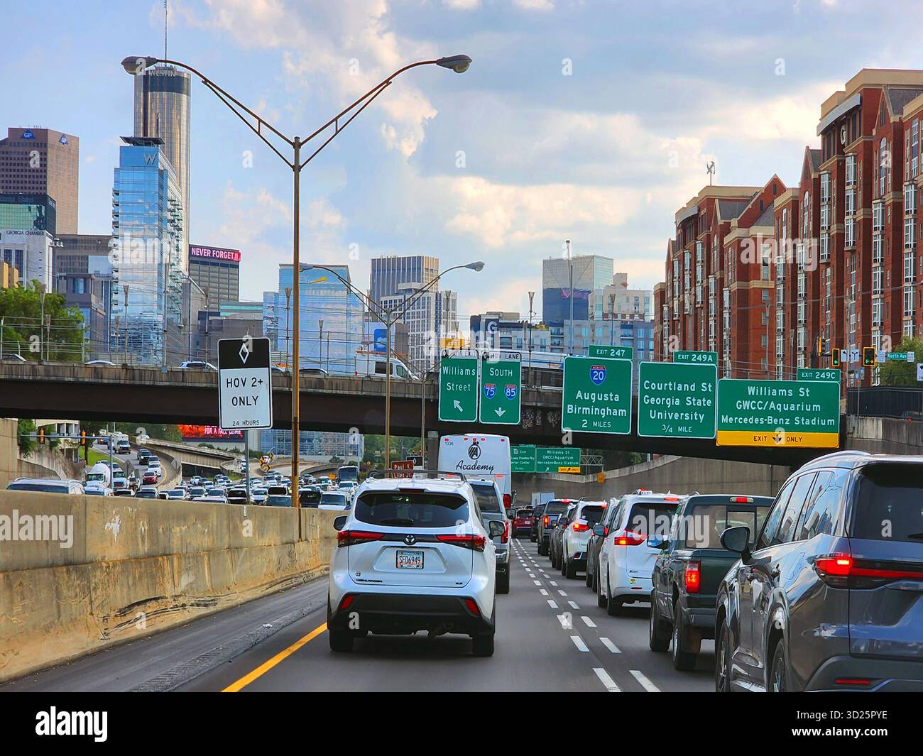 Traffico dell'ora di punta Atlanta Georgia i-75 09.15.2025 Foto Stock