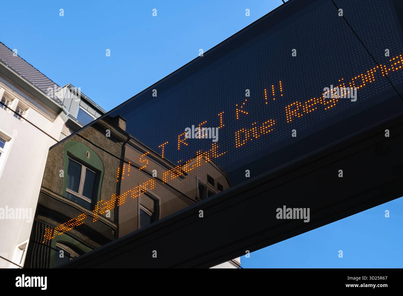 Orario elettronico che mostra lo "SCIOPERO" in una stazione di trasporto pubblico Foto Stock