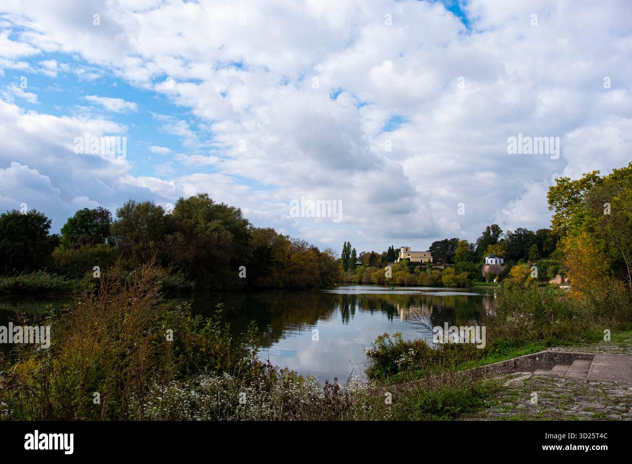 Guardando lungo il fiume meno fino a Pompejanum, una replica di una villa romana commissionata da Ludvig 1 nel 1840 nella città bavarese di Aschaffenburg Germania UE Foto Stock