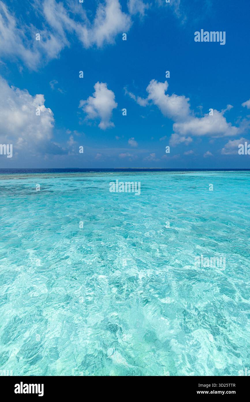 Mare turchese chiaro acqua calma dell'oceano barriera corallina cielo blu. Natura tropicale paesaggio marino. Sfondi per viaggi di vacanza estiva paradiso benessere Foto Stock