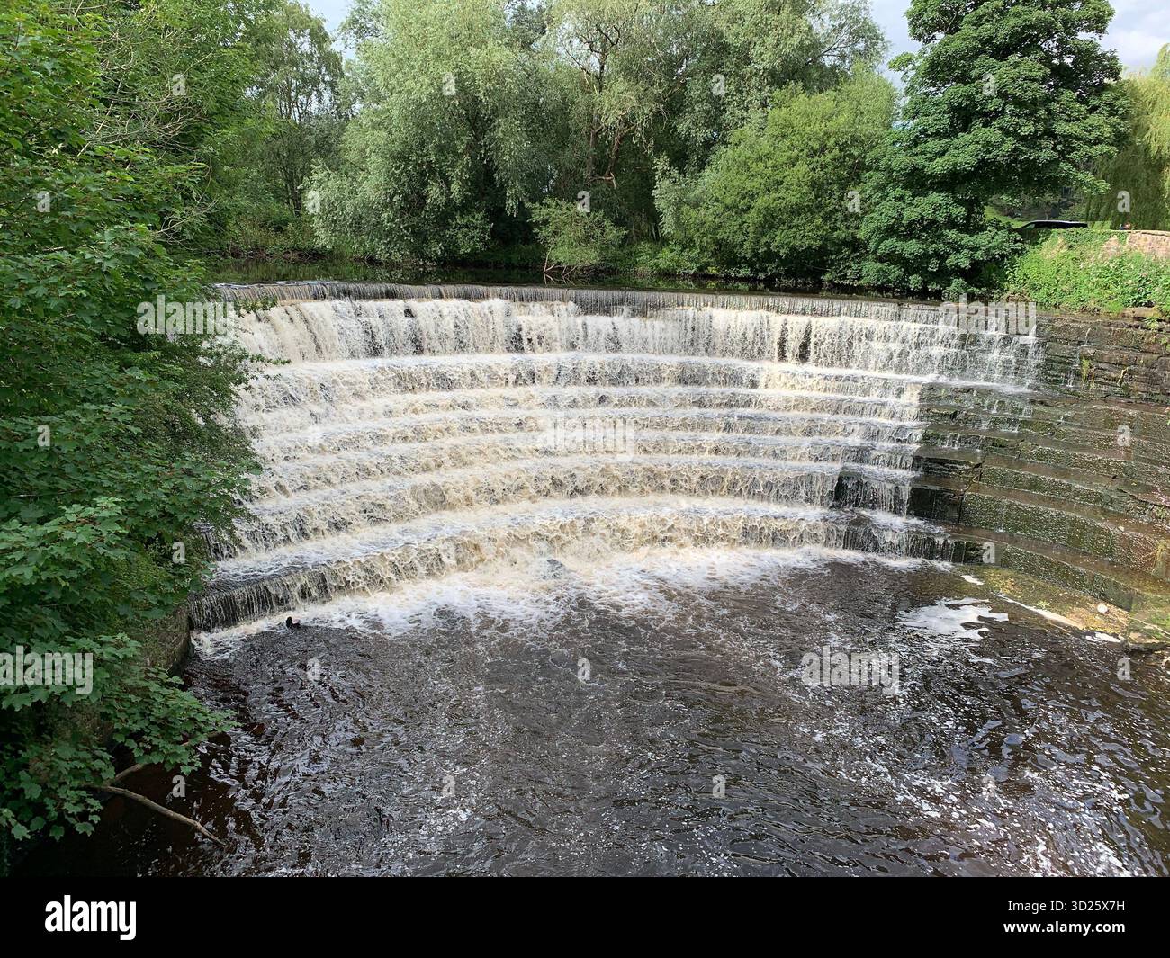 The weir on the River Etherow at Etherow Country Park, Marple Bridge, Stockport. Foto Stock
