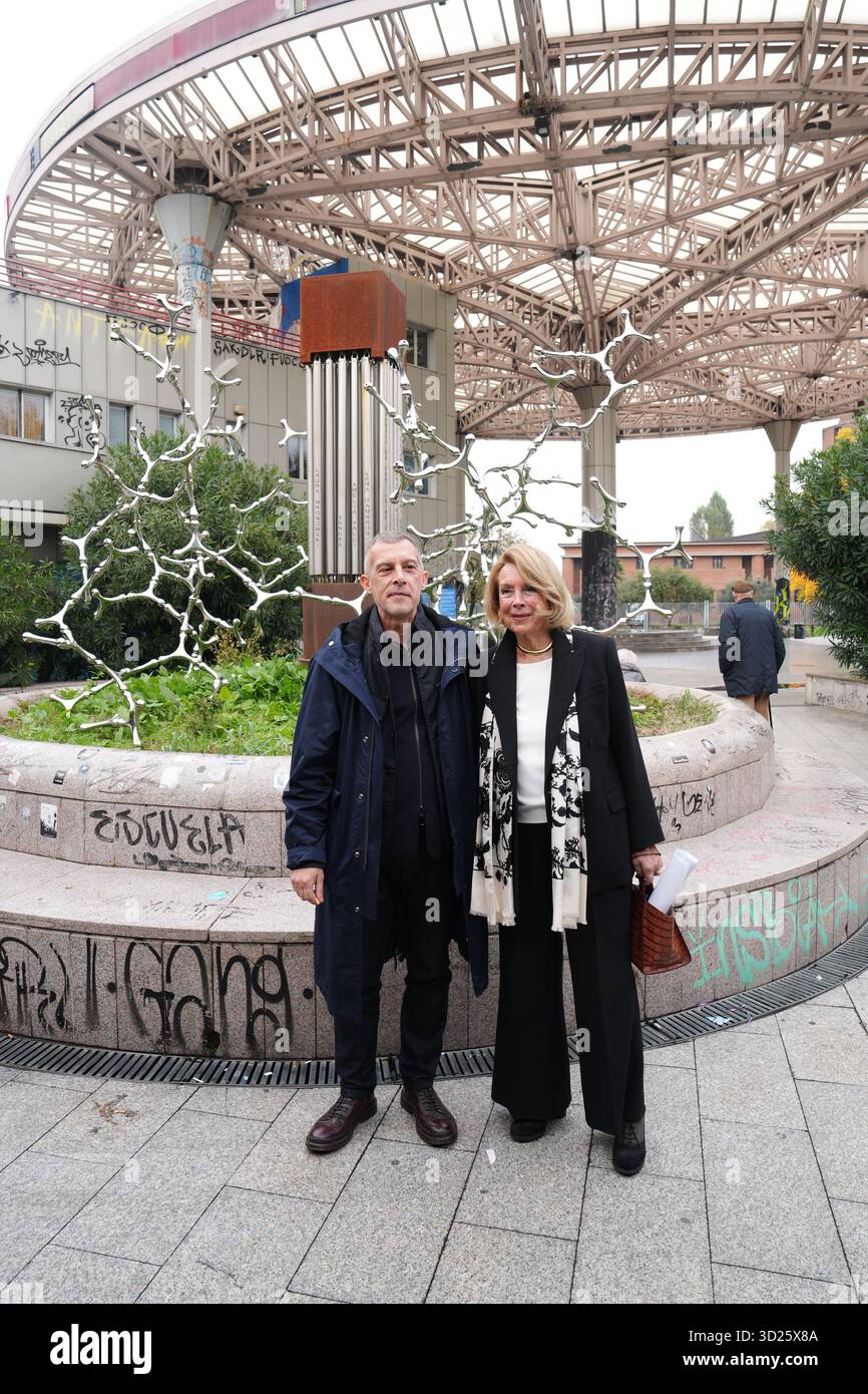 Milano, Italia. 30 ottobre 2025. Milano, la Galleria Nazionale d'Arte moderna e Contemporanea porta l'arte partecipata con l'installazione Waterbones al Barrio's di Milano nel quartiere Barona, nella foto Rosella Millesi Saraval con l'artista Loris Cecchini credito: Independent Photo Agency/Alamy Live News Foto Stock