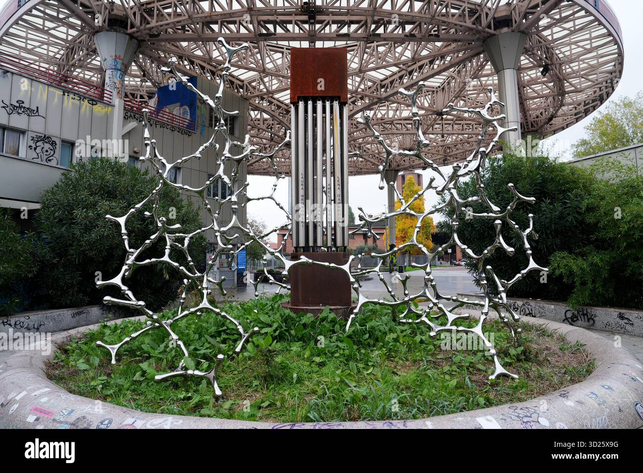 Milano, Italia. 30 ottobre 2025. Milano, la Galleria Nazionale d'Arte moderna e Contemporanea porta l'arte partecipata con l'installazione Waterbones al Barrio's di Milano nel quartiere Barona credito: Agenzia fotografica indipendente/Alamy Live News Foto Stock