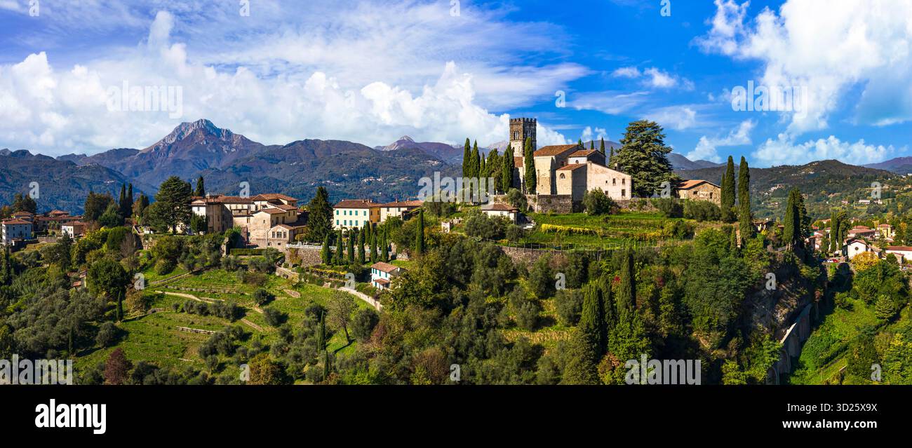 Barga - pittoresca cittadina medievale nel cuore dell'Italia in Toscana, riserva naturale della Garfagnana. bellissimo villaggio in cima a una collina. Panorama aereo dei droni con Coira Foto Stock