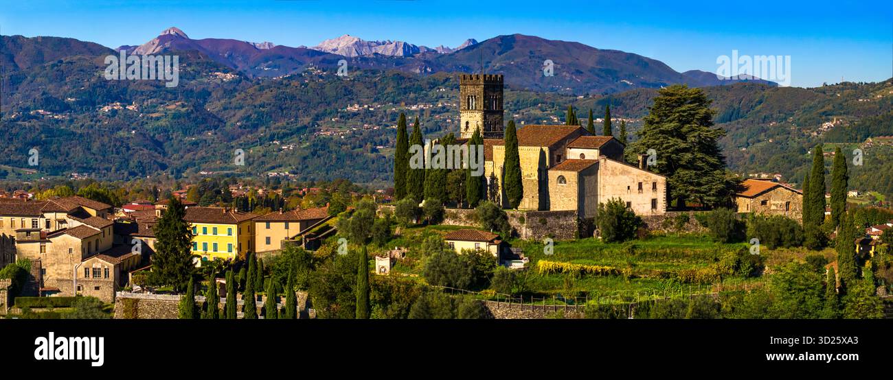Barga - pittoresca cittadina medievale nel cuore dell'Italia in Toscana, riserva naturale della Garfagnana. bellissimo villaggio in cima a una collina. Panorama aereo dei droni con Coira Foto Stock