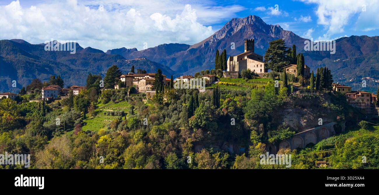 Barga - pittoresca cittadina medievale nel cuore dell'Italia in Toscana, riserva naturale della Garfagnana. bellissimo villaggio in cima a una collina. Panorama aereo dei droni con Coira Foto Stock