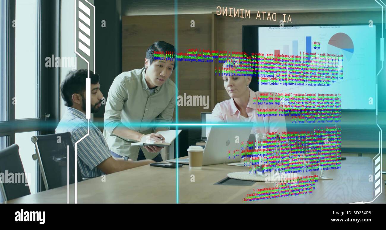 Revisione del grafico di data mining ai, tre colleghi che collaborano in sala riunioni, con codice olografico Foto Stock