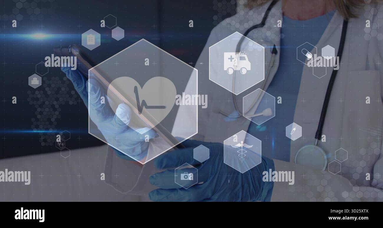 Tenendo compressa, medico che indossa camice da laboratorio con stetoscopio, guanti con icone mediche in clinica Foto Stock