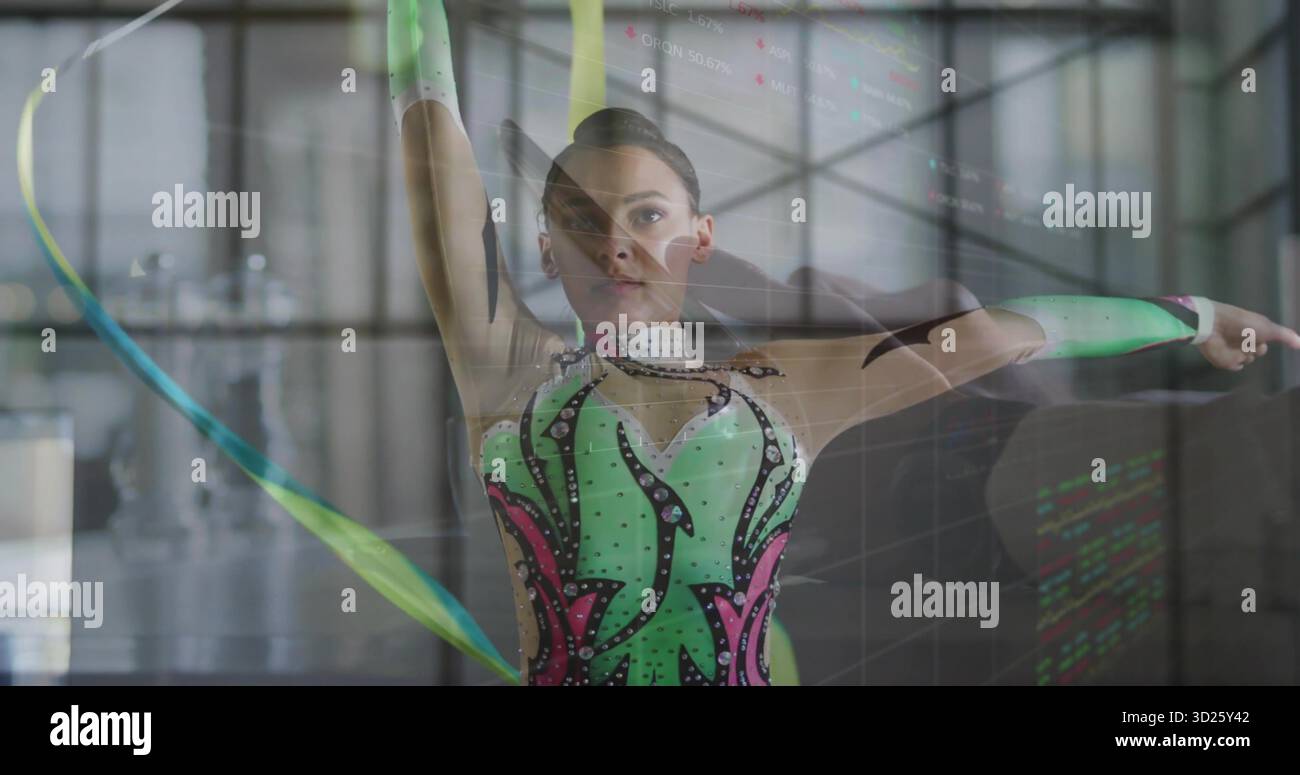 Esibizione di una ginnasta che gira il nastro nella palazzina dello sport, con scintillanti muscoli e maniche Foto Stock