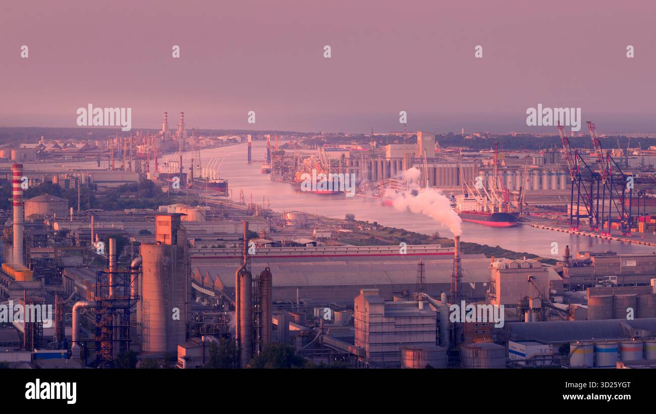 Panorama presenta le sue industrie chimiche, petrolchimiche e portuali, Ravenna, Italia Foto Stock