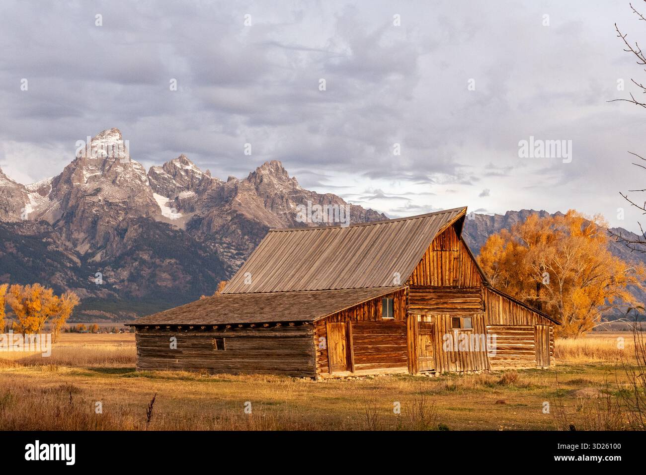 L'iconico e antico fienile di T.A. Moulton nel Grand Teton National Park a Sunrise con Grand Teton e le montagne innevate della Teton Range Foto Stock