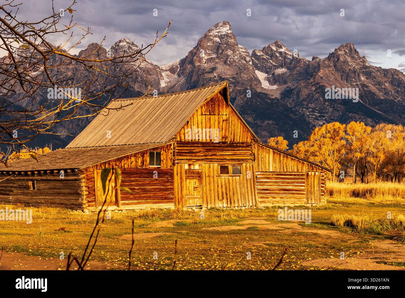 L'iconico e antico fienile di T.A. Moulton nel Grand Teton National Park a Sunrise con Grand Teton e le montagne innevate della Teton Range Foto Stock