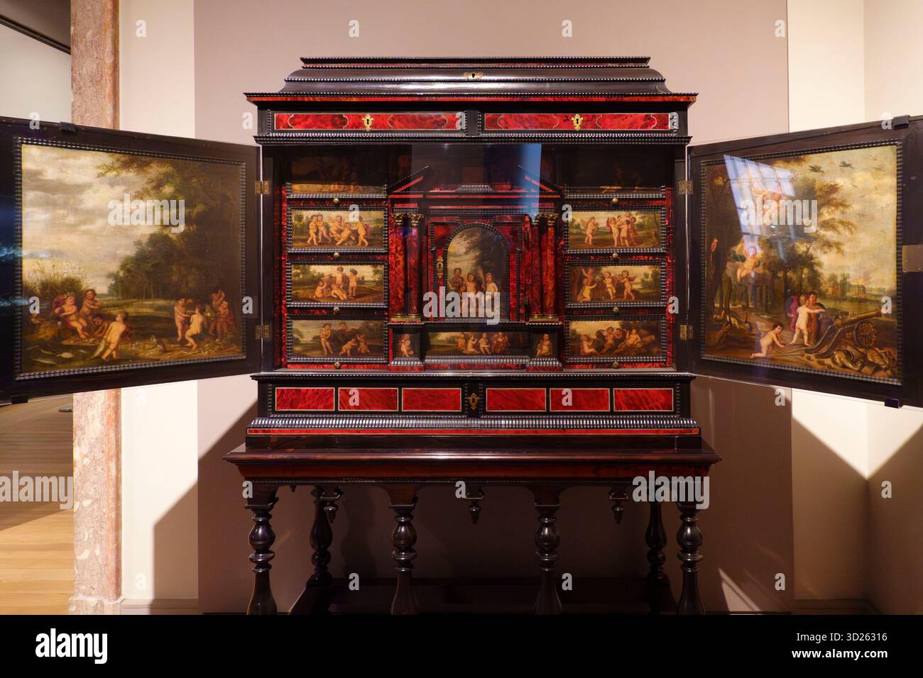 Armadio decorato fiammingo di curiosità al Museu Nacional de Arte Antiga (Museo Nazionale di Arte Antica) di Lisbona, Portogallo Foto Stock