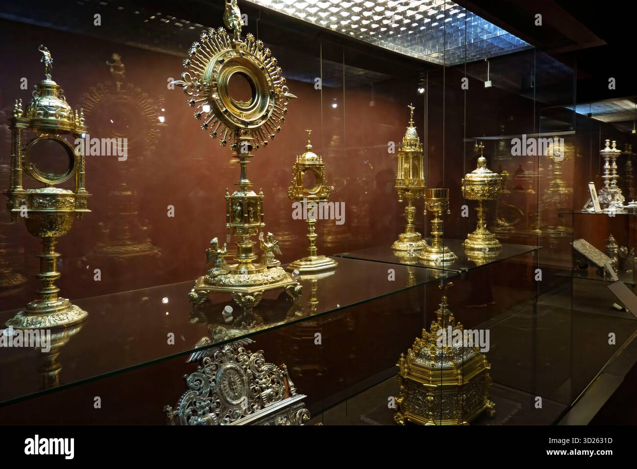 Manufatti religiosi dorati e mostruzzi ornati esposti al Museo Nazionale di Arte Antica (Museu Nacional de Arte Antiga) di Lisbona, Portogallo Foto Stock