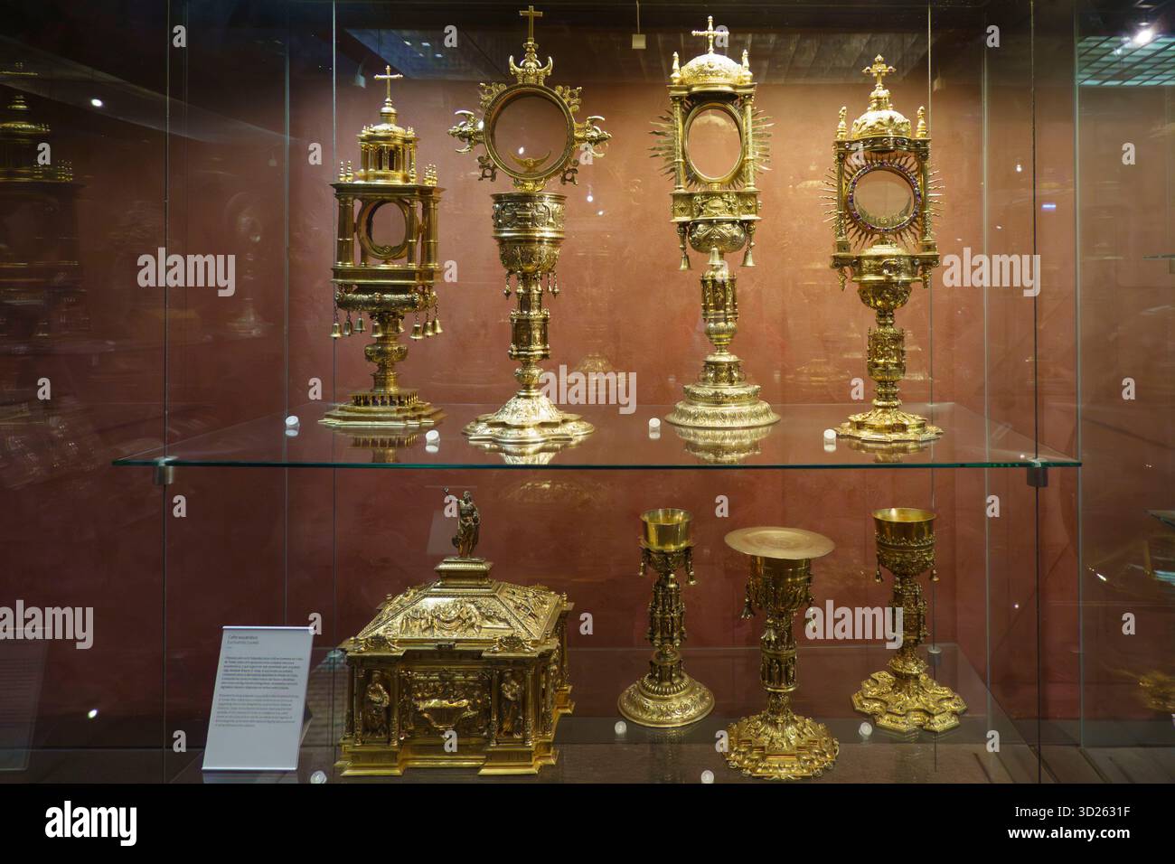 Manufatti religiosi dorati e mostruzzi ornati esposti al Museo Nazionale di Arte Antica (Museu Nacional de Arte Antiga) di Lisbona, Portogallo Foto Stock