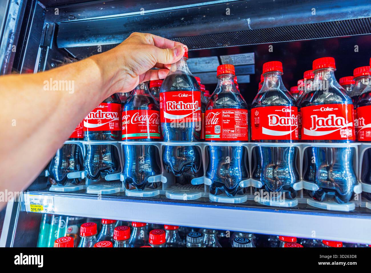 Vista ravvicinata della bottiglia di Coca Cola con il nome Richard sullo sfondo dello scaffale del frigorifero. Miami Beach. STATI UNITI. Foto Stock