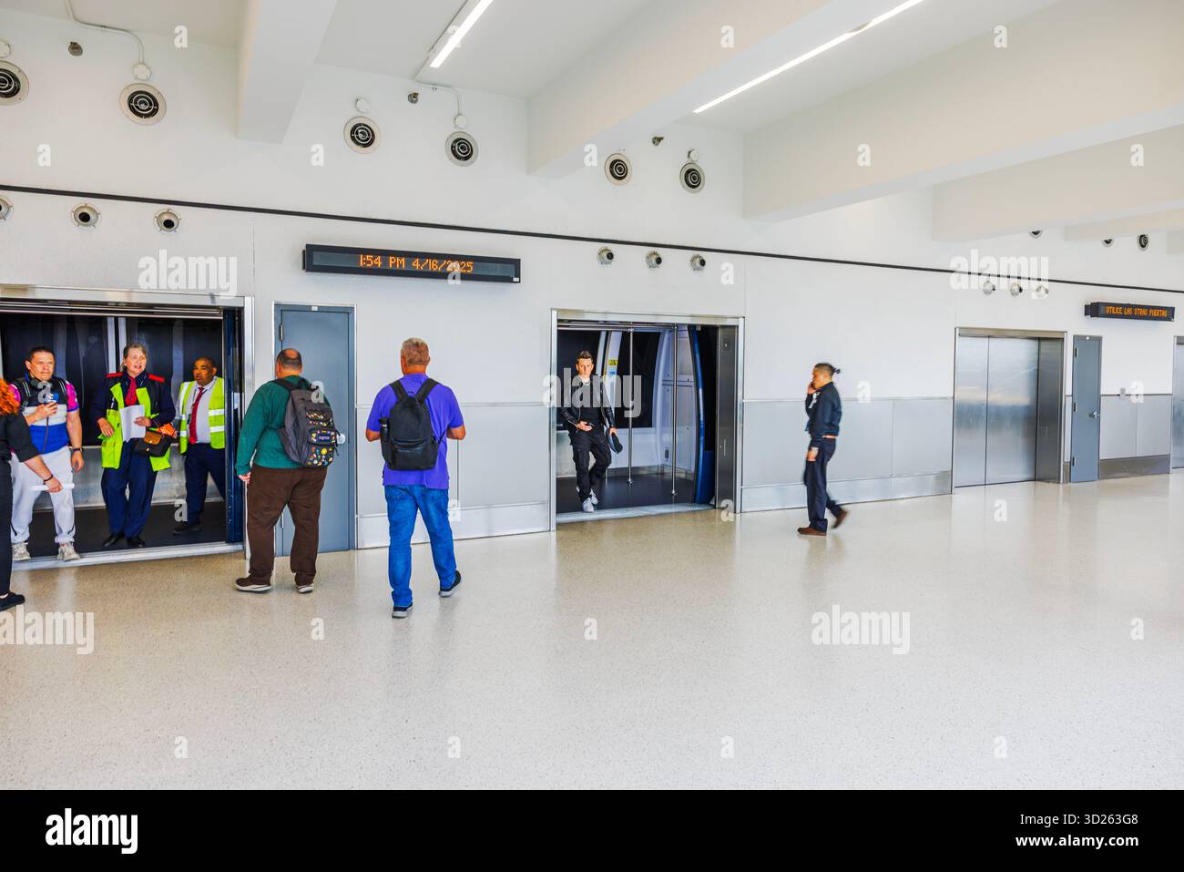 I passeggeri e il personale dell'aeroporto entrano e escono dalle porte dei treni all'interno dell'edificio del terminal dell'aeroporto internazionale di Miami. Miami. STATI UNITI. Foto Stock